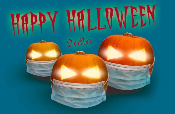 Een Achtergrond Voor Halloween 2020 Spookachtige Pompoenen Met Gezichtsmaskers Covid — Stockfoto