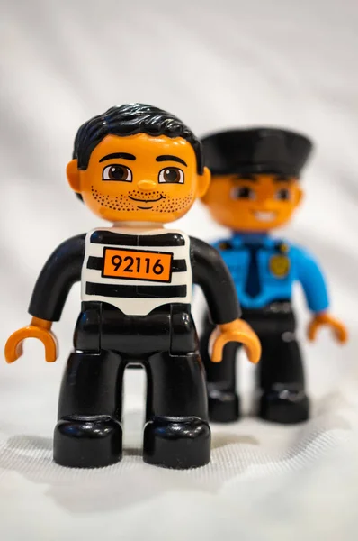 Poznan Polonia Ottobre 2020 Lego Duplo Poliziotto Statuette Giocattolo Prigioniero — Foto Stock
