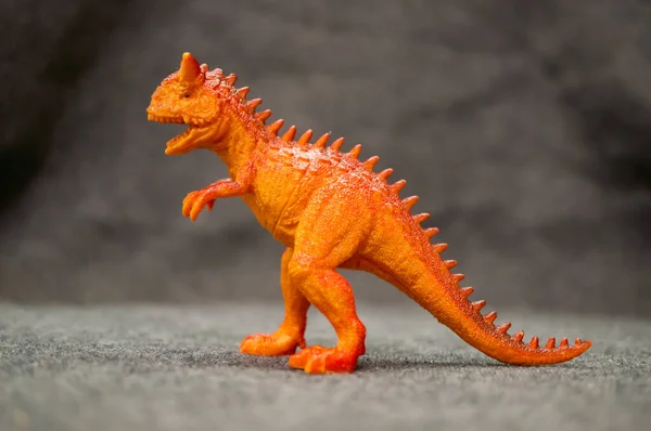一只橙色恐龙玩具雕像的特写 — 图库照片
