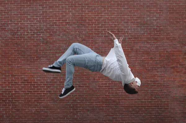 Een Stijlvolle Jongeman Die Een Flip Doet Met Een Hygiënisch — Stockfoto