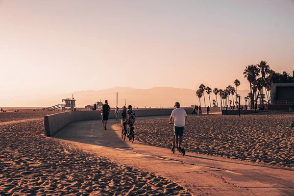 Les Gens Qui Font Vélo Plage Tôt Matin — Photo