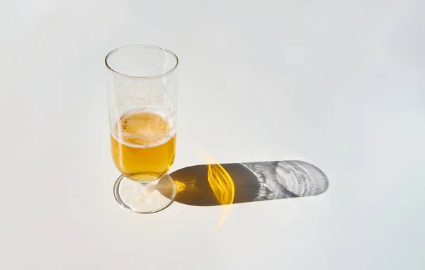 Verre Bière Avec Ombre Reflétée Sur Table Blanche — Photo