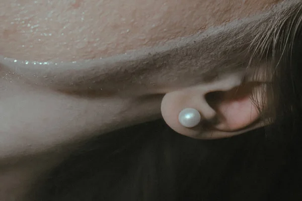 首と首に真珠の耳を持つ女性の頭 — ストック写真