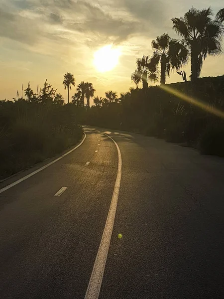 Eine Vertikale Aufnahme Einer Leeren Autobahn Die Vom Licht Der — Stockfoto