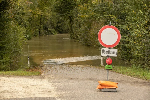 Sinal Alerta Alemão Uma Inundação Nos Subúrbios — Fotografia de Stock