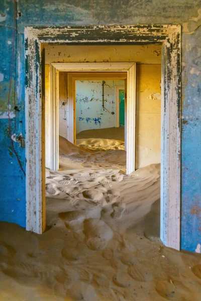 Tiro Vertical Uma Antiga Casa Abandonada Cheia Dunas Areia Deserto — Fotografia de Stock