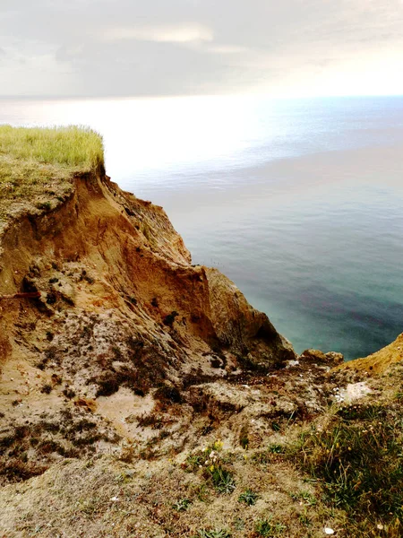 Ein Schöner Blick Von Einer Klippe Auf Die Ruhige See — Stockfoto