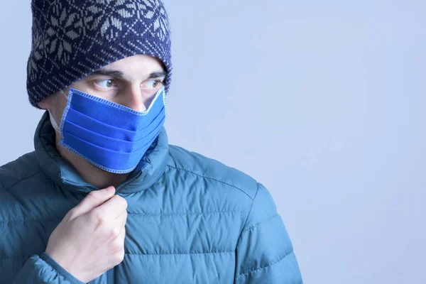 Een Spaanse Man Met Een Blauwe Winterjas Motorkap Gezichtsmasker Geïsoleerd — Stockfoto