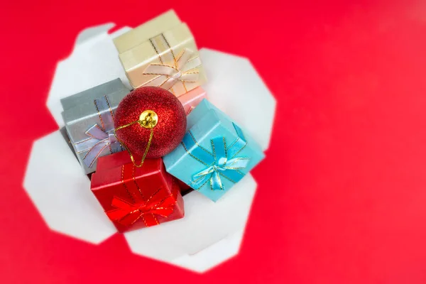 Een Close Van Kerstcompositie Wok Papieren Doos Kerstcadeaudozen — Stockfoto