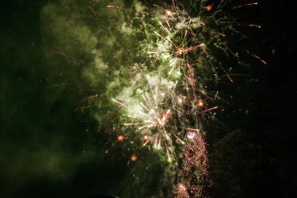 Los Brillantes Fuegos Artificiales Oscuro Cielo Nocturno —  Fotos de Stock