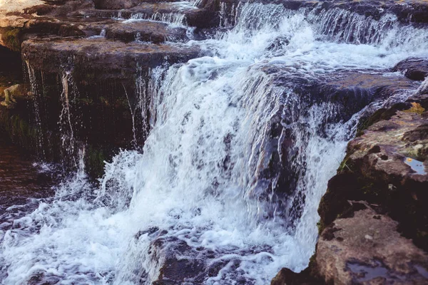 Uma Bela Vista Cachoeira Que Desce Pelas Falésias Ótimo Para — Fotografia de Stock