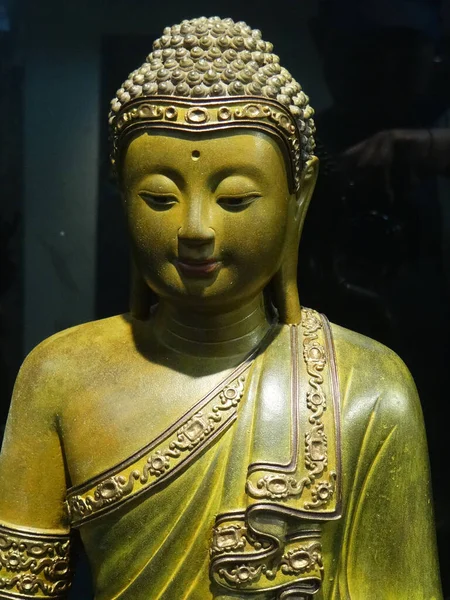 Egy Függőleges Felvétel Egy Buddha Szoborról — Stock Fotó