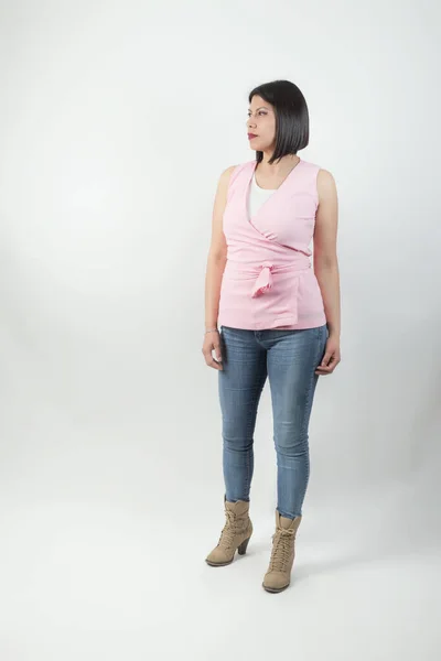 Latinamerikansk Kvinna Med Rosa Shirt Och Jeans Som Poserar Studio — Stockfoto