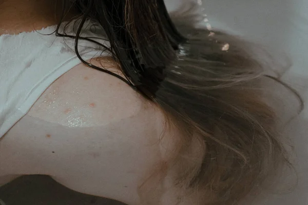 Λαιμός Και Κεφάλι Μιας Γυναίκας Ένα Μαργαριταρένιο Σκουλαρίκι Στο Νερό — Φωτογραφία Αρχείου