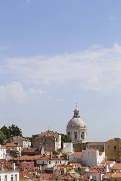 Eine Vertikale Aufnahme Der Stadt Lissabon Portugal Mit Dem Kuppelturm — Stockfoto