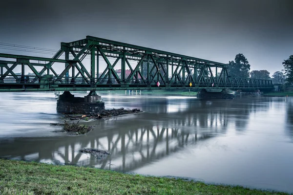波兰奥波尔河上的一座铁路桥 — 图库照片