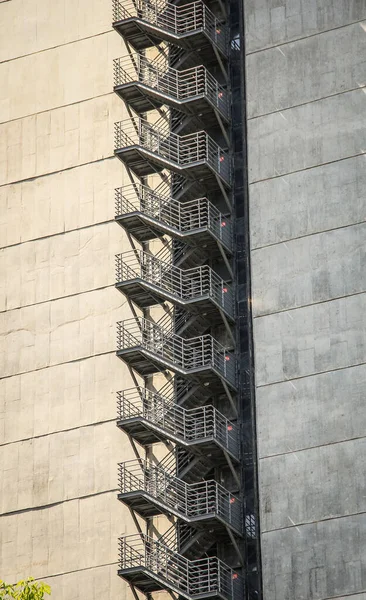 複数階建ての建物の階段の垂直ショット — ストック写真