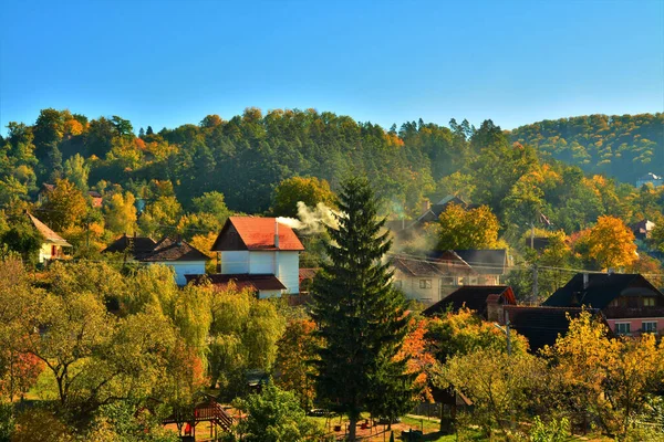 Eine Schöne Aufnahme Von Häusern Einer Ländlichen Hügeligen Landschaft Die — Stockfoto