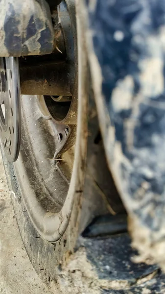 オートバイの汚い車輪の垂直閉鎖ショット — ストック写真