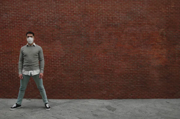 Joven Atlético Posando Frente Una Pared Con Concepto Máscara Sanitaria — Foto de Stock