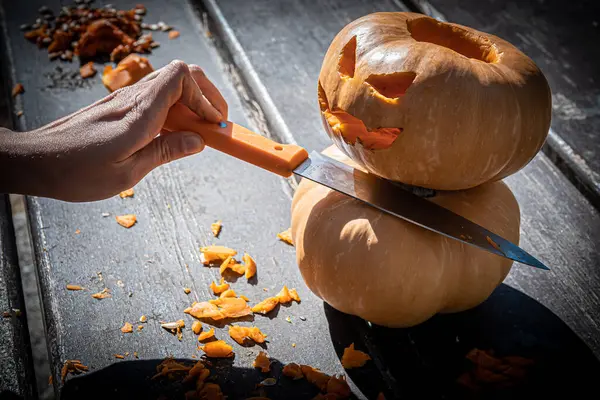 Egy Közeli Felvétel Halloween Sütőtökről Egy Késsel Kezében — Stock Fotó