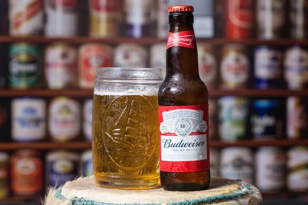 Ccuta Colômbia Mar 2018 Budweisser Cerveja Derramada Copo Com Fundo — Fotografia de Stock