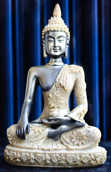 Вертикальний Знімок Статуї Будди Синьому Тлі — стокове фото