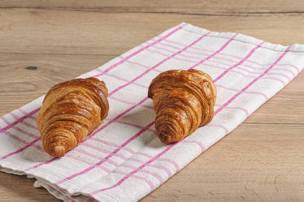 Primer Plano Croissants Recién Horneados Sobre Una Mesa —  Fotos de Stock