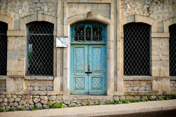 カラバフの青い木製のドアを持つ古い石造りの建物 — ストック写真