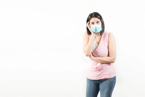 Een Jonge Vrouw Poseren Met Een Sanitair Masker Een Witte — Stockfoto