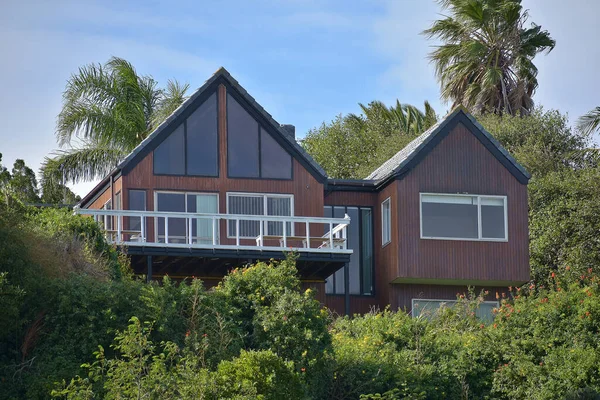 Auckland New Zealand May 2019 View Brown House Hill Trees — Zdjęcie stockowe