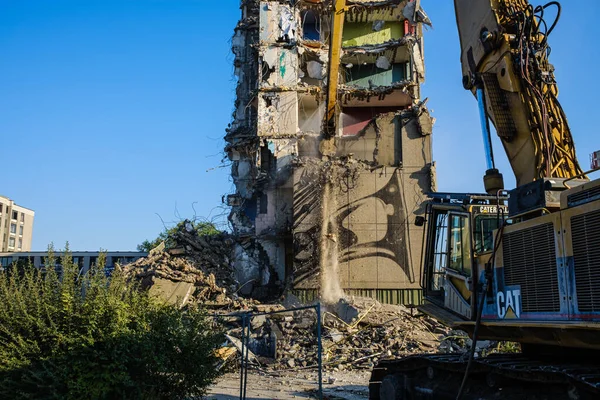 比利时 2020年9月2日 位于梅赫伦南部的圣雄甘地街区已有60年历史 那栋旧大楼将被拆除 取而代之的是一辆现代化的婴儿车 — 图库照片