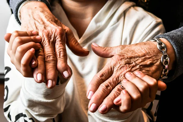 Uma Criança Segurando Mãos Sua Avó — Fotografia de Stock