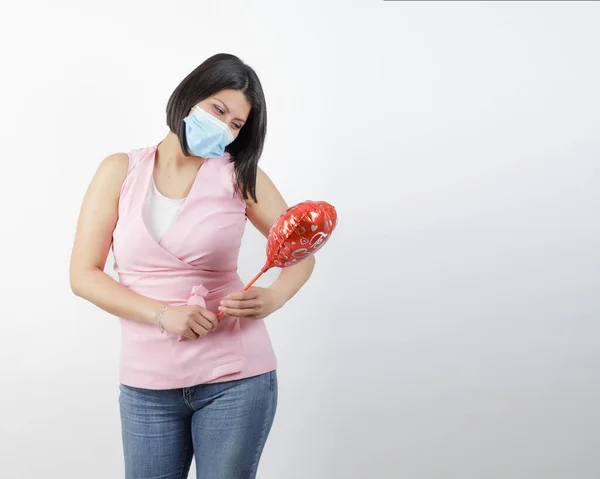 Uma Jovem Segurando Balão Suas Mãos Usando Conceito Máscara Sanitária — Fotografia de Stock