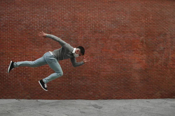 Joven Atlético Haciendo Salto Usando Concepto Máscara Sanitaria Nueva Normalidad —  Fotos de Stock