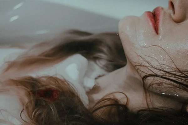 濡れた髪と唇を持つ水の女性 — ストック写真