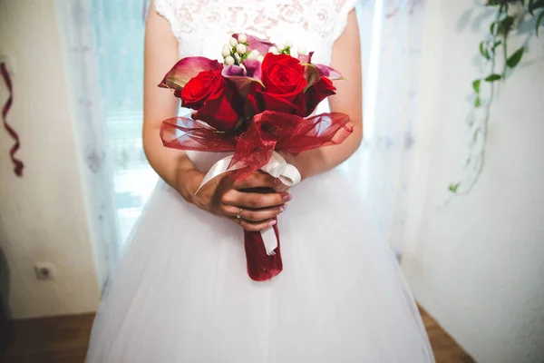 Nahaufnahme Einer Braut Mit Weißem Kleid Und Rotem Strauß — Stockfoto