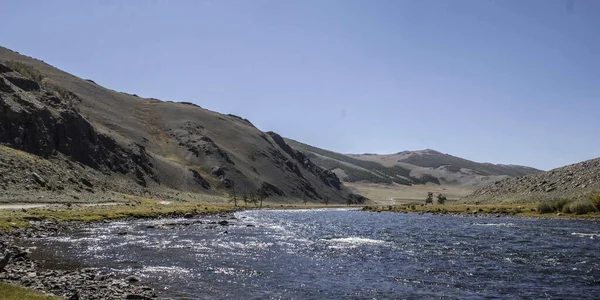 Dağlar Moğolistan Doğa Ile Mavi Gökyüzü Ormanlı Kar Dağı — Stok fotoğraf