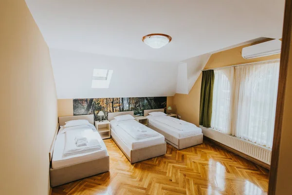 Une Chambre Triple Dans Hôtel — Photo