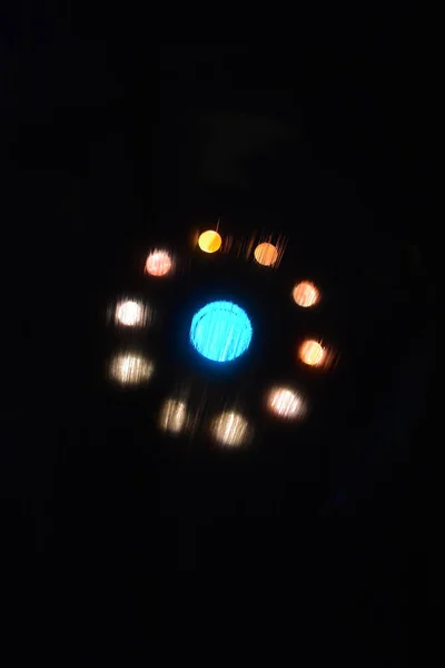 Een Verticaal Schot Van Kleine Kleurrijke Cirkel Lichten Een Zwarte — Stockfoto