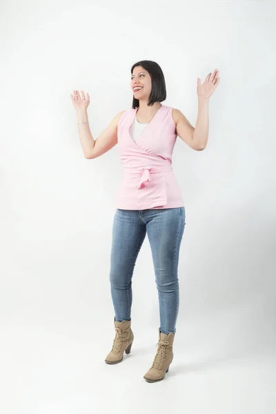 Kvinna Med Rosa Shirt Och Jeans Poserar Studio Och Förklaring — Stockfoto