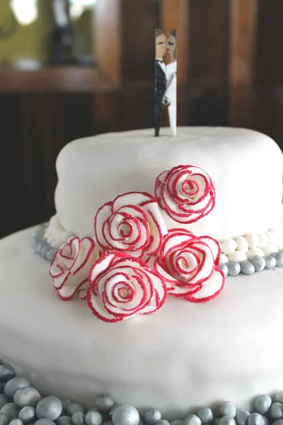 Вертикальний Знімок Білого Весільного Торта Прикрашеного Трояндами Нареченою Нареченим Зверху — стокове фото