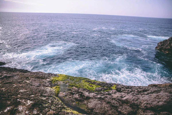 Gyönyörű Óceáni Hullámok Üti Sziklás Sziklák Alatt Felhős Nagy Tapéták — Stock Fotó