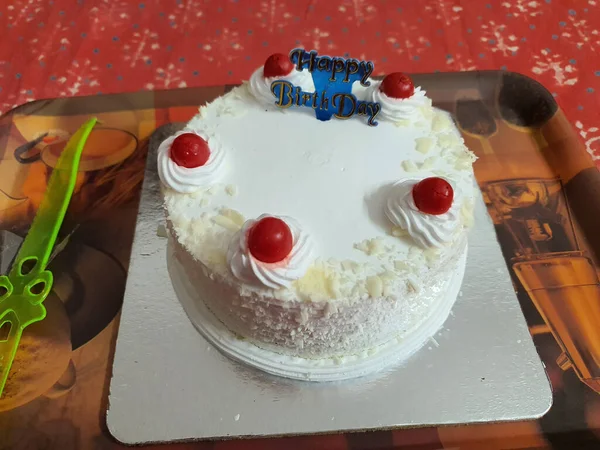 Colpo Angolo Alto Una Deliziosa Torta Compleanno Vassoio Sul Tavolo — Foto Stock