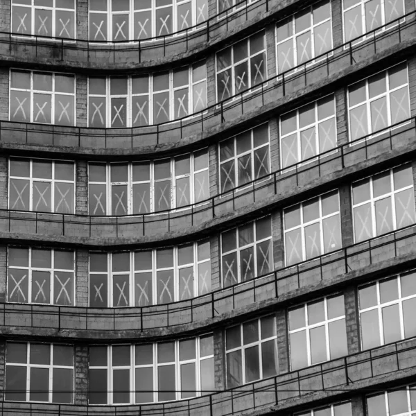 Close Escala Cinza Uma Fachada Edifício Antigo — Fotografia de Stock