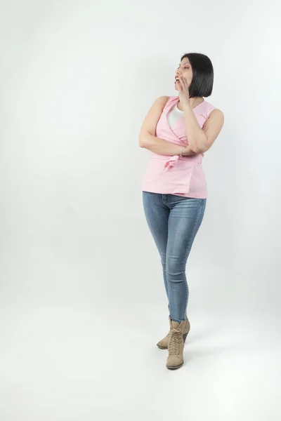 Latinamerikansk Kvinna Med Rosa Shirt Och Jeans Som Beter Sig — Stockfoto
