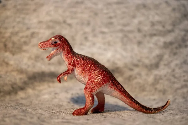 一只红色恐龙玩具雕像的特写 — 图库照片