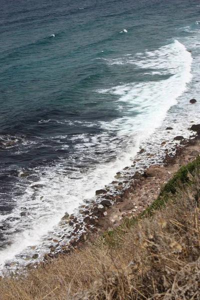 Colpo Aereo Verticale Una Costa Rocciosa Vicino Mare Ondulato Durante — Foto Stock