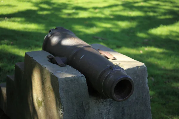 Plan Rapproché Vieux Canon Fer Sur Piédestal Béton Dans Parc — Photo