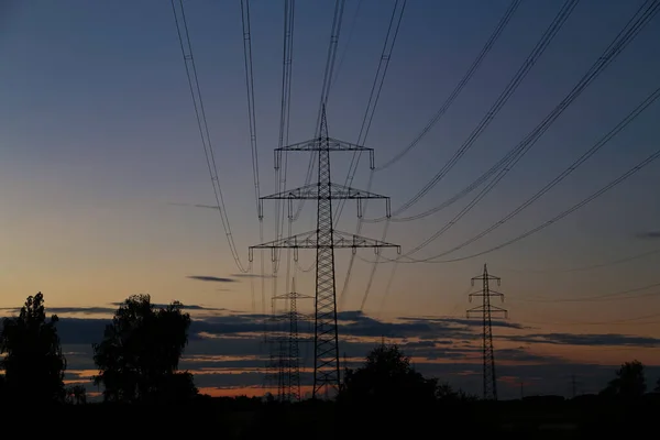 Låg Vinkel Skott Master Högspänningsledningar Mot Solnedgången Himlen — Stockfoto